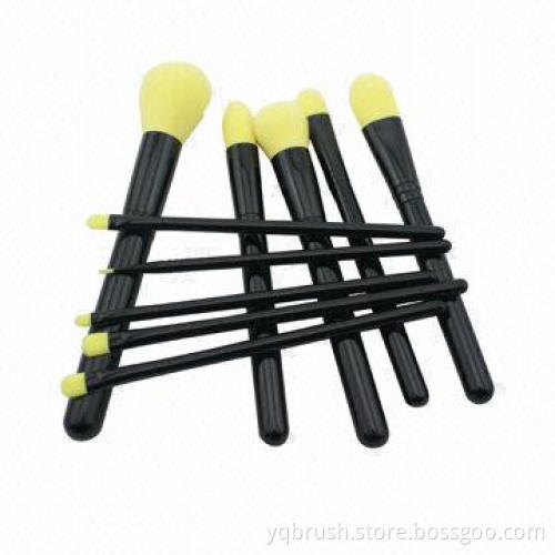 Makeup brush set with synthetic bristles